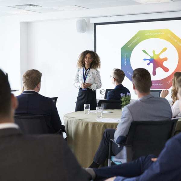 kvinde-leder-workshop-præsentation[1]